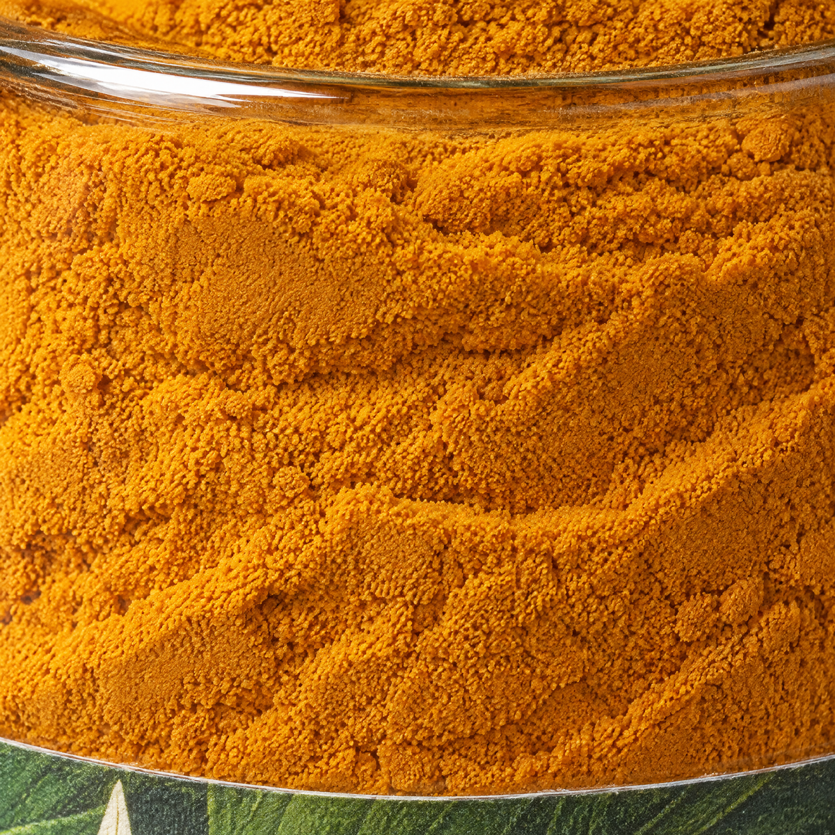 Gros plan sur le curcuma d'Inde à travers le verre