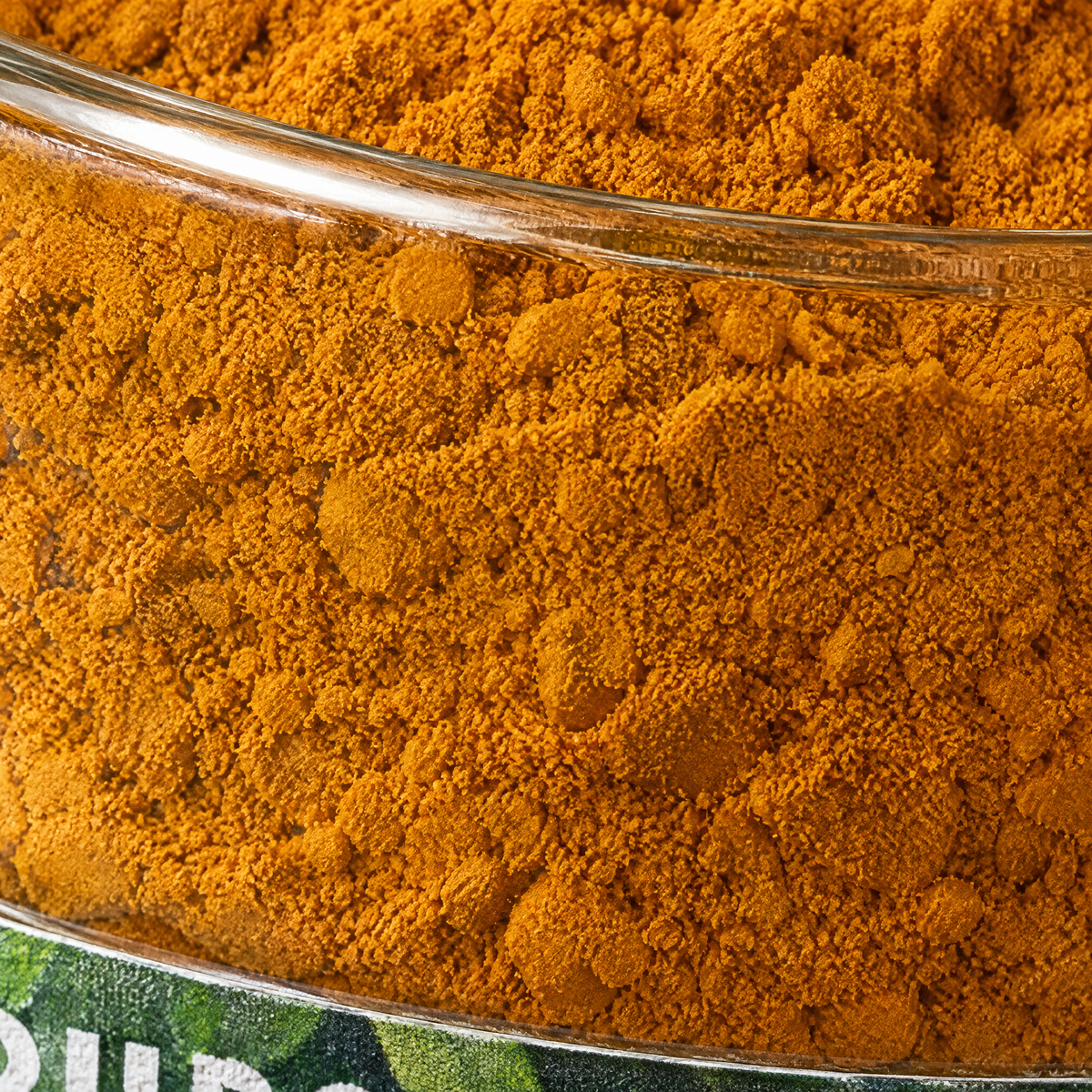 Gros plan sur le curcuma « mère » de La Réunion à travers le verre