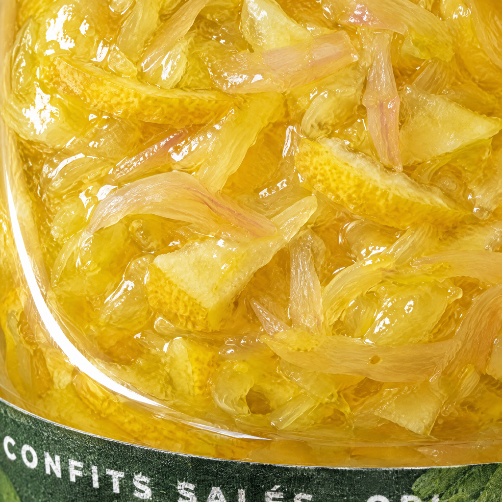 Gros plan sur la matière des citrons confits salés Original à travers le verre