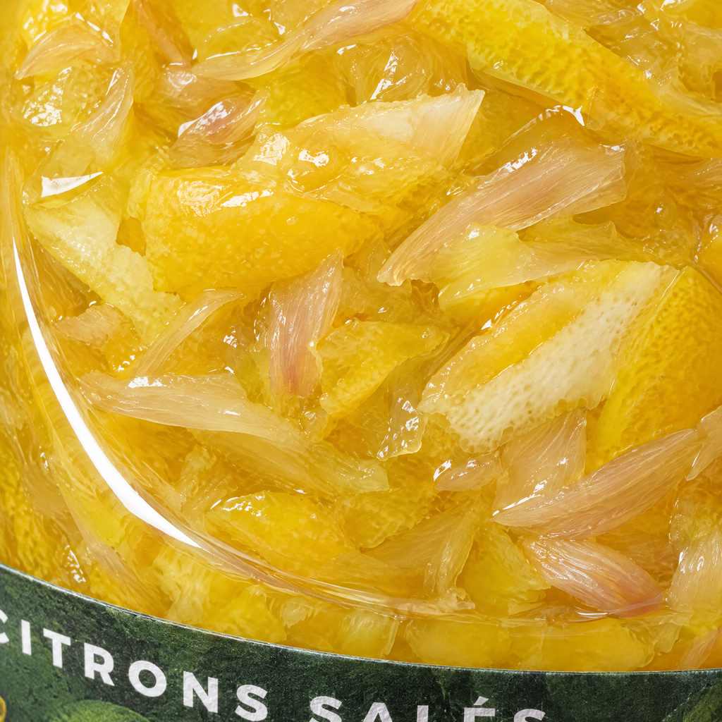 Gros plan sur la matière des citrons confits salés au combava à travers le verre