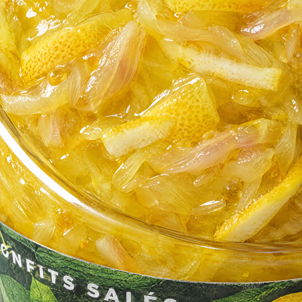 Gros plan sur la matière des citrons confits salés-sucrés à travers le verre