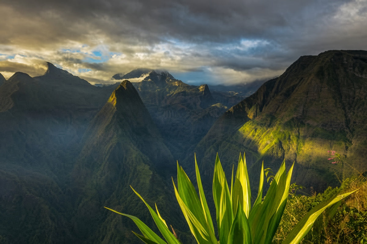 Crête de montagne dans la lumière, image d'ambiance