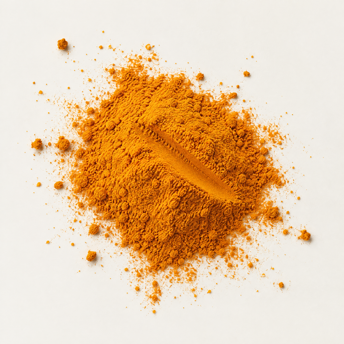 Poudre de curcuma d'inde sur fond blanc