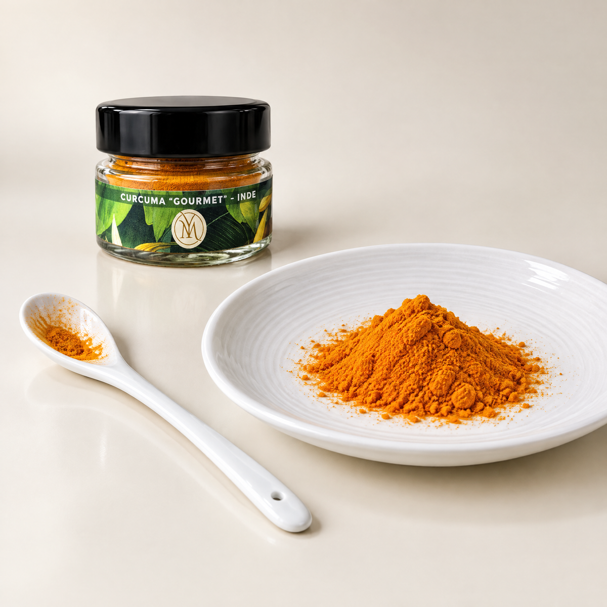 Le pot de curcuma d'Inde et une portion présentée